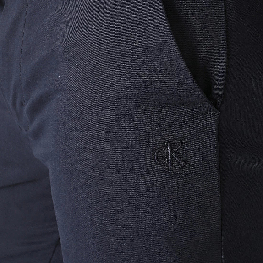 Bon marché 🌟 Pantalon Chino CKJ 026 7669 Bleu Marine de Calvin Klein 👏 2 Bon marché 🌟 Pantalon Chino CKJ 026 7669 Bleu Marine de Calvin Klein 👏 – Image 2