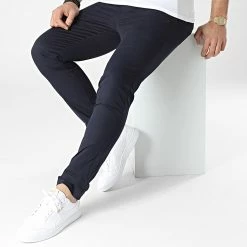 Bon marché 🌟 Pantalon Chino CKJ 026 7669 Bleu Marine de Calvin Klein 👏 6 Bon marché 🌟 Pantalon Chino CKJ 026 7669 Bleu Marine de Calvin Klein 👏 -France Calvin Klein Soldes 2024 calvin klein 305947 J30J317669 CHW 20220301T122046 03