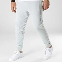 Acheter 🥰 Pantalon Jogging 1P606 Gris Clair Réfléchissant de Calvin Klein ⭐