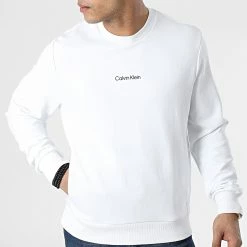 Offres ✔️ Sweat Crewneck Interlock Micro Logo 9431 Blanc de Calvin Klein 😉 -France Calvin Klein Soldes 2024 calvin klein 307606 K10K109431 YAF 20220308T134911 03
