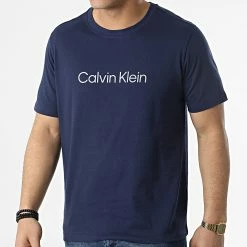Les meilleures critiques de 💯 Tee 👚 Shirt GMS2K107 Bleu Marine Réfléchissant de Calvin Klein 😀