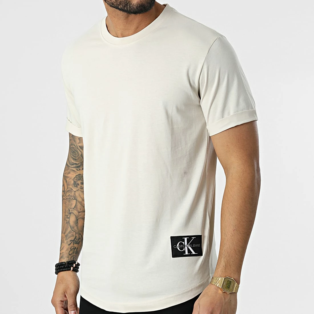 Grosses soldes 🤩 Tee 👚 Shirt Oversize Badge Turn Up Sleeve 5319 Beige de Calvin Klein 😍 1 Grosses soldes 🤩 Tee 👚 Shirt Oversize Badge Turn Up Sleeve 5319 Beige de Calvin Klein 😍