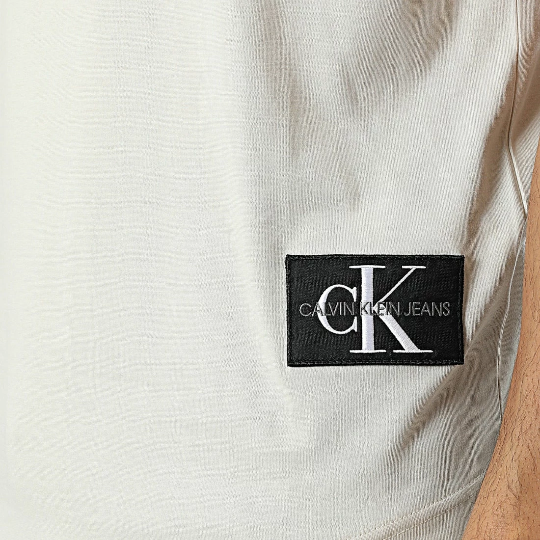 Grosses soldes 🤩 Tee 👚 Shirt Oversize Badge Turn Up Sleeve 5319 Beige de Calvin Klein 😍 2 Grosses soldes 🤩 Tee 👚 Shirt Oversize Badge Turn Up Sleeve 5319 Beige de Calvin Klein 😍 – Image 2