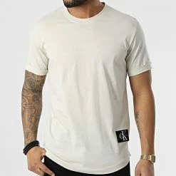 Grosses soldes 🤩 Tee 👚 Shirt Oversize Badge Turn Up Sleeve 5319 Beige de Calvin Klein 😍 6 Grosses soldes 🤩 Tee 👚 Shirt Oversize Badge Turn Up Sleeve 5319 Beige de Calvin Klein 😍 -France Calvin Klein Soldes 2024 calvin klein 308625 J30J315319 ACF 20220310T155802 03