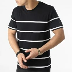 Meilleure vente ⭐ Tee 👚 Shirt A Rayures Striped Badge 9063 Noir de Calvin Klein 💯 6 Meilleure vente ⭐ Tee 👚 Shirt A Rayures Striped Badge 9063 Noir de Calvin Klein 💯 -France Calvin Klein Soldes 2024 calvin klein 308741 K10K109063 0FA 20220311T151453 03