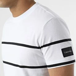 Grosses soldes 🤩 Tee 👚 Shirt A Rayures Striped Badge 9063 Blanc de Calvin Klein 🥰 -France Calvin Klein Soldes 2024 calvin klein 308742 K10K109063 0FB 20220314T155916 02