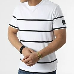 Grosses soldes 🤩 Tee 👚 Shirt A Rayures Striped Badge 9063 Blanc de Calvin Klein 🥰 -France Calvin Klein Soldes 2024 calvin klein 308742 K10K109063 0FB 20220314T155917 03