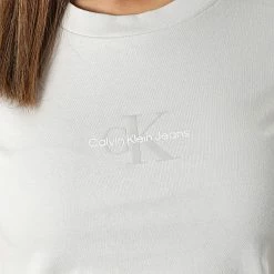 Meilleure vente ❤️ Tee 👕 Shirt Femme 7902 Gris de Calvin Klein ⭐ -France Calvin Klein Soldes 2024 calvin klein 309581 J20J217902 P06 20220408T114359 02