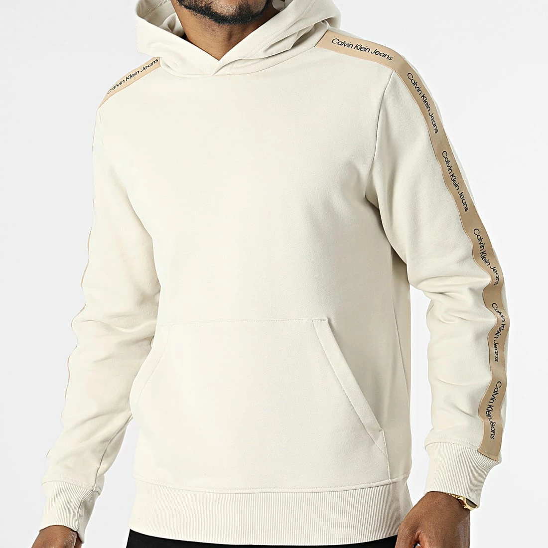 Grosses soldes 🎉 Sweat Capuche A Bandes Contrast Tape 0737 Beige de Calvin Klein ❤️ 1 Grosses soldes 🎉 Sweat Capuche A Bandes Contrast Tape 0737 Beige de Calvin Klein ❤️