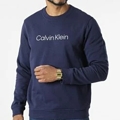 Meilleure vente ❤️ Sweat Crewneck GMS2W305 Bleu Marine Réfléchissant de Calvin Klein 🎁 -France Calvin Klein Soldes 2024 calvin klein 313078 GMS2W305 2ZO 20220407T155048 03