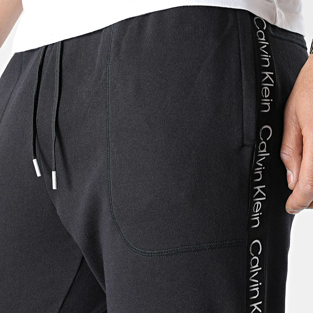 Promo 🔔 Pantalon Jogging A Bandes GMS2P600 Noir de Calvin Klein 👏 2 Promo 🔔 Pantalon Jogging A Bandes GMS2P600 Noir de Calvin Klein 👏 – Image 2