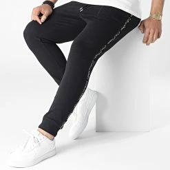 Promo 🔔 Pantalon Jogging A Bandes GMS2P600 Noir de Calvin Klein 👏 6 Promo 🔔 Pantalon Jogging A Bandes GMS2P600 Noir de Calvin Klein 👏 -France Calvin Klein Soldes 2024 calvin klein 313080 GMS2P600 BAE 20220408T155824 03