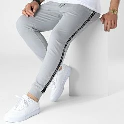 Tout neuf ❤️ Pantalon Jogging A Bandes GMS2P600 Gris de Calvin Klein 🥰 -France Calvin Klein Soldes 2024 calvin klein 313081 GMS2P600 QPY 20220408T160031 03