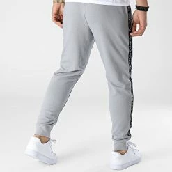 Tout neuf ❤️ Pantalon Jogging A Bandes GMS2P600 Gris de Calvin Klein 🥰 -France Calvin Klein Soldes 2024 calvin klein 313081 GMS2P600 QPY 20220408T160032 04