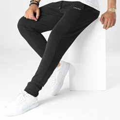 Les meilleures critiques de 😉 Pantalon Jogging Interlock Micro Logo 8941 Noir de Calvin Klein 🥰 -France Calvin Klein Soldes 2024 calvin klein 315833 K10K108941 BEH 20220510T135751 03