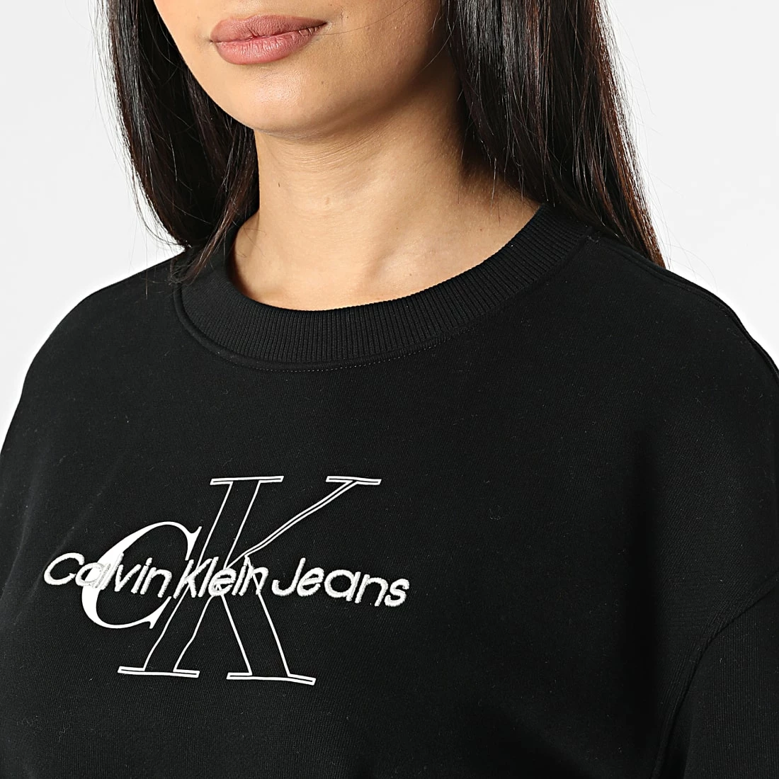 Remise 💯 Sweat Crewneck Femme Crop 8165 Noir de Calvin Klein 🧨 2 Remise 💯 Sweat Crewneck Femme Crop 8165 Noir de Calvin Klein 🧨 – Image 2