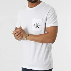 Tout neuf 🔥 Tee 👚 Shirt Poche Monogram Logo 9876 Blanc de Calvin Klein 🤩 -France Calvin Klein Soldes 2024 calvin klein 316554 J30J319876 0K4 20220427T161821 03