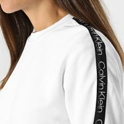 Le moins cher ✔️ Sweat Crewneck A Bandes GWS2W316 Blanc de Calvin Klein 🧨 -France Calvin Klein Soldes 2024 calvin klein 317315 GWS2W316 YAF 20220518T152400 02