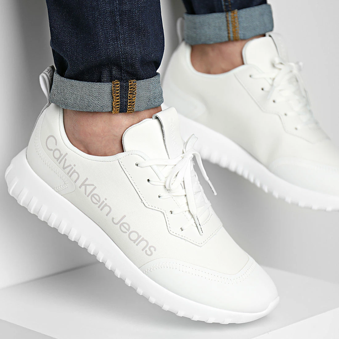 Remise 🎉 Baskets Sporty Eva Runner 0338 Bright White de Calvin Klein 🥰 1 Remise 🎉 Baskets Sporty Eva Runner 0338 Bright White de Calvin Klein 🥰