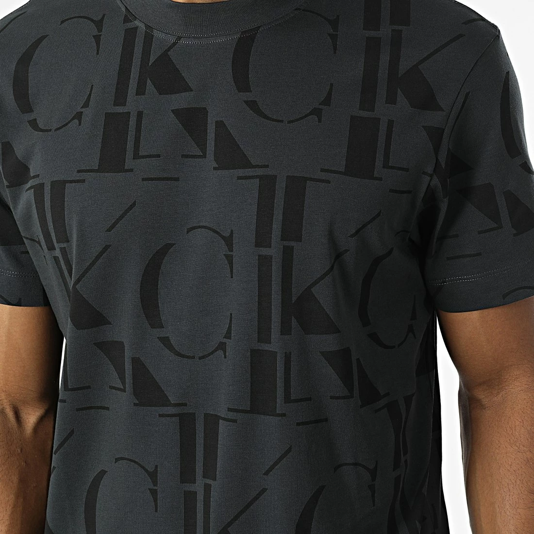 Grosses soldes ✔️ Tee 👕 Shirt Logo All Over Print 0877 Gris Anthracite de Calvin Klein 💯 2 Grosses soldes ✔️ Tee 👕 Shirt Logo All Over Print 0877 Gris Anthracite de Calvin Klein 💯 – Image 2