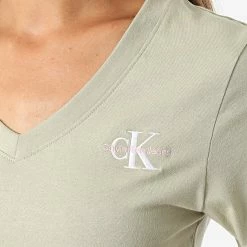 Meilleure vente 😉 Tee 👚 Shirt Femme Col V Monogram Logo Slim 9138 Vert Kaki de Calvin Klein 🔥 -France Calvin Klein Soldes 2024 calvin klein 320528 J20J219138 RB8 20220601T161443 02