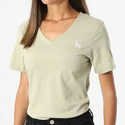 Meilleure vente 😉 Tee 👚 Shirt Femme Col V Monogram Logo Slim 9138 Vert Kaki de Calvin Klein 🔥 -France Calvin Klein Soldes 2024 calvin klein 320528 J20J219138 RB8 20220601T161446 03