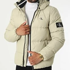 Coupon 🌟 Doudoune Capuche Essential Down 8412 Beige de Calvin Klein 🤩 -France Calvin Klein Soldes 2024 calvin klein 320915 J30J318412 RB8 20220613T162352 03