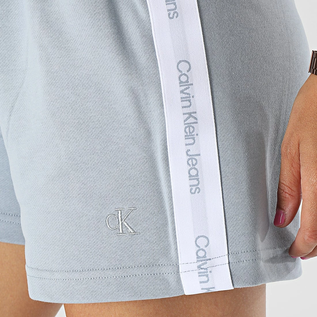 Meilleur prix 😀 Short Jogging Femme A Bandes Side Logo Tape 8964 Bleu Ciel de Calvin Klein ❤️ 2 Meilleur prix 😀 Short Jogging Femme A Bandes Side Logo Tape 8964 Bleu Ciel de Calvin Klein ❤️ – Image 2