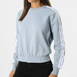 Grosses soldes 🧨 Sweat Crewneck Femme Logo Tape 8980 Bleu Ciel de Calvin Klein 🧨 -France Calvin Klein Soldes 2024 calvin klein 321154 J20J218980 DBT 20220601T161533 03