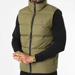 Promo 🥰 Doudoune Sans Manches Essential Down 9055 Vert Kaki de Calvin Klein 😍 -France Calvin Klein Soldes 2024 calvin klein 321595 J30J319055 LB6 20220613T162408 03