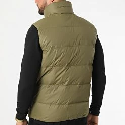 Promo 🥰 Doudoune Sans Manches Essential Down 9055 Vert Kaki de Calvin Klein 😍 -France Calvin Klein Soldes 2024 calvin klein 321595 J30J319055 LB6 20220613T162409 04