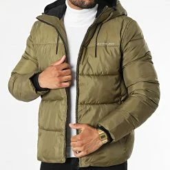 Meilleur prix 👍 Doudoune Capuche Logo Tape Hooded 0922 Vert Kaki de Calvin Klein 🤩