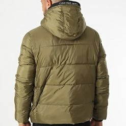 Meilleur prix 👍 Doudoune Capuche Logo Tape Hooded 0922 Vert Kaki de Calvin Klein 🤩 7 Meilleur prix 👍 Doudoune Capuche Logo Tape Hooded 0922 Vert Kaki de Calvin Klein 🤩 -France Calvin Klein Soldes 2024 calvin klein 321596 J30J320922 LB6 20220613T162335 04