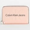 Tout neuf 😉 Portefeuille Femme Sculpted Zip around 7229 rose de Calvin Klein 👏