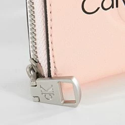 Tout neuf 😉 Portefeuille Femme Sculpted Zip around 7229 rose de Calvin Klein 👏 -France Calvin Klein Soldes 2024 calvin klein 322293 K60K607229 TFG 20220603T133118 03