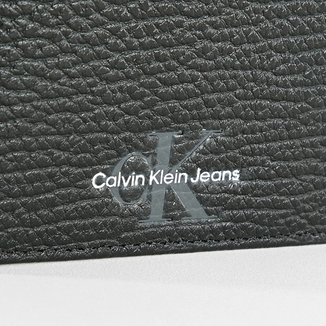 Bon marché 👍 Portefeuille Mono Textured Bifold 9498 Noir de Calvin Klein 🥰 2 Bon marché 👍 Portefeuille Mono Textured Bifold 9498 Noir de Calvin Klein 🥰 – Image 2