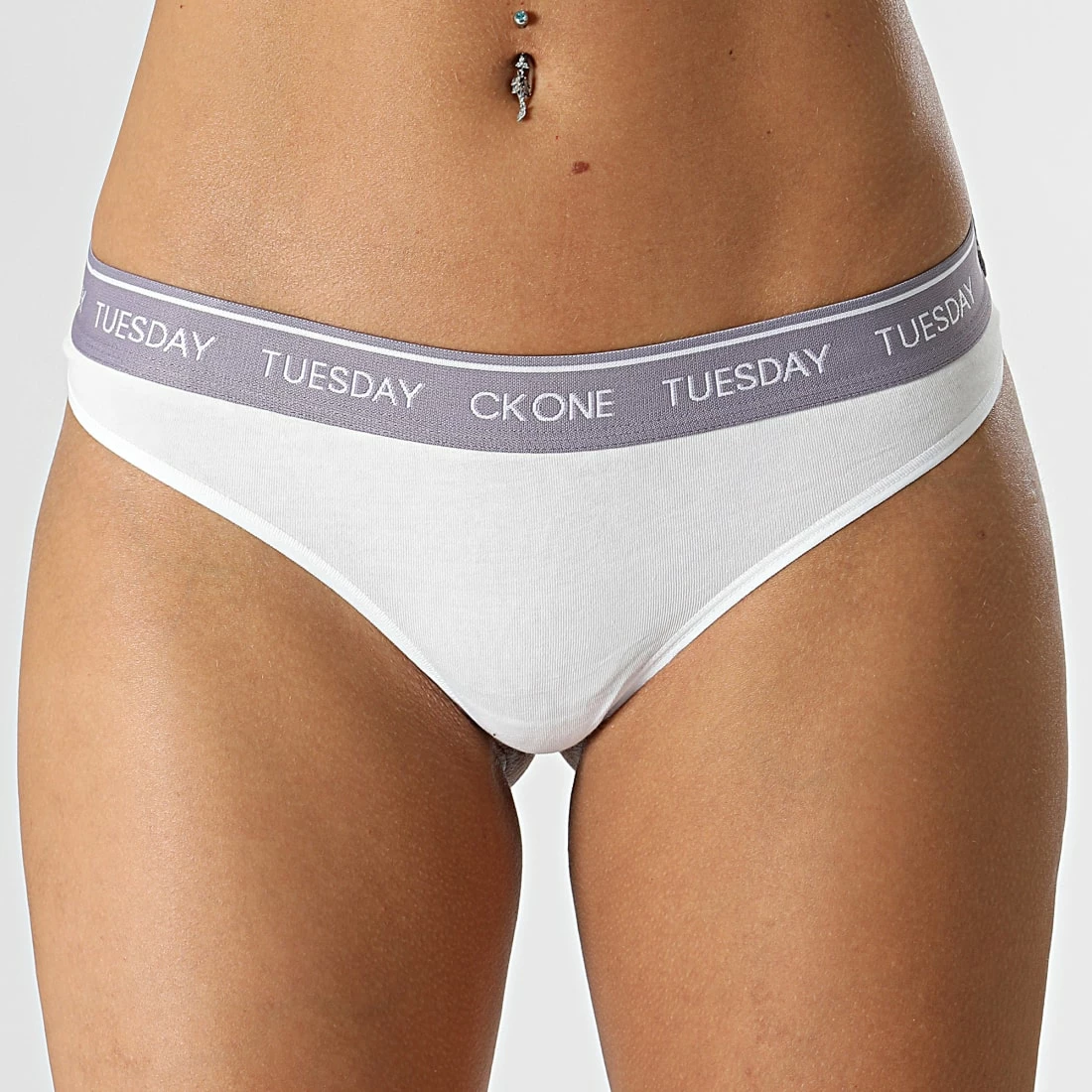 Tout neuf 🧨 Lot De 7 Strings Femme QF5937E Noir Multi de Calvin Klein 🤩 5 Tout neuf 🧨 Lot De 7 Strings Femme QF5937E Noir Multi de Calvin Klein 🤩 – Image 5