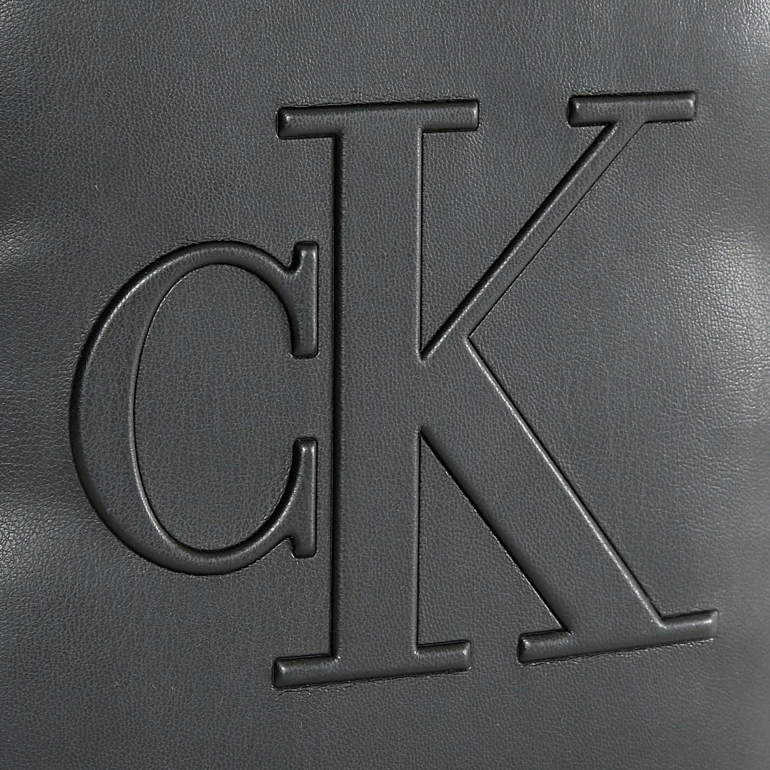 Promo 😀 Sacoche Monogram Soft Reporter 9366 Noir de Calvin Klein 🧨 2 Promo 😀 Sacoche Monogram Soft Reporter 9366 Noir de Calvin Klein 🧨 – Image 2