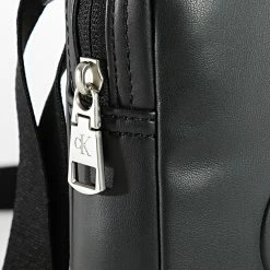 Promo 😀 Sacoche Monogram Soft Reporter 9366 Noir de Calvin Klein 🧨 6 Promo 😀 Sacoche Monogram Soft Reporter 9366 Noir de Calvin Klein 🧨 -France Calvin Klein Soldes 2024 calvin klein 322739 K50K509366 BDS 20220609T141523 03