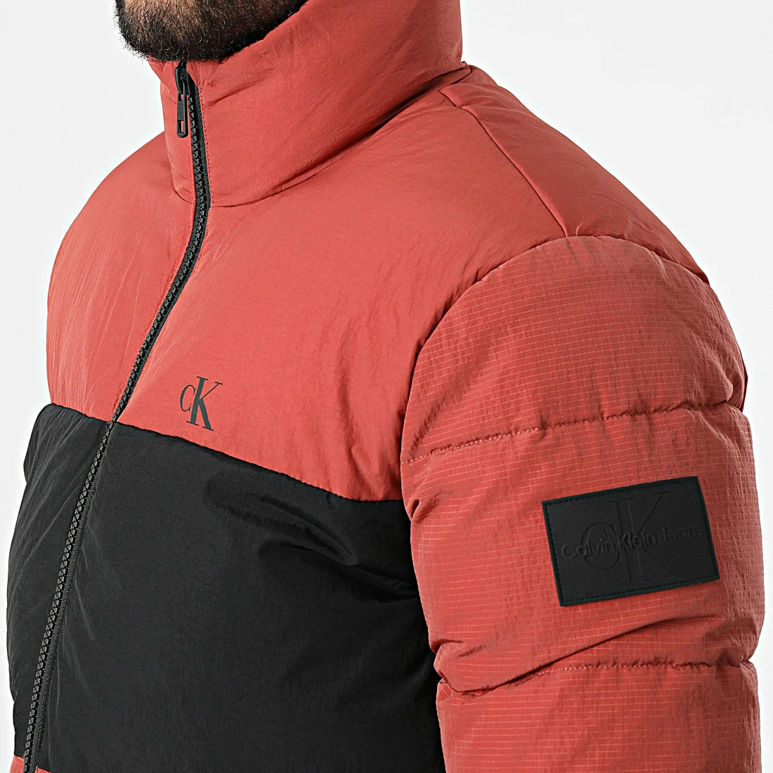 Nouveau 🤩 Doudoune Colorblock Non Down 0928 Rouge Brique Noir de Calvin Klein ❤️ 2 Nouveau 🤩 Doudoune Colorblock Non Down 0928 Rouge Brique Noir de Calvin Klein ❤️ – Image 2