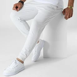 De gros 🔥 Pantalon Jogging GMS2P606 Gris Clair Réfléchissant de Calvin Klein 🎁 -France Calvin Klein Soldes 2024 calvin klein 324896 GMS2P606 7YV 20220627T154327 03