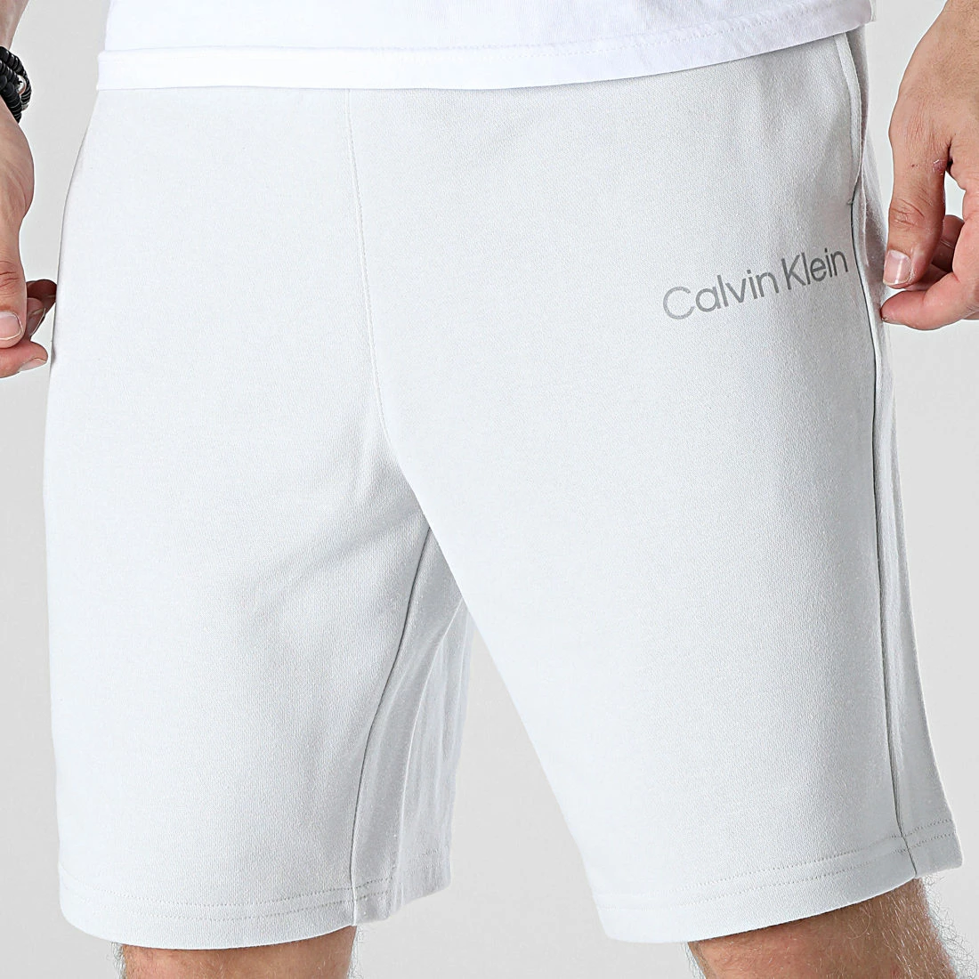 Le moins cher ❤️ Short Jogging GMS2S804 Gris Clair Réfléchissant de Calvin Klein 👏 1 Le moins cher ❤️ Short Jogging GMS2S804 Gris Clair Réfléchissant de Calvin Klein 👏