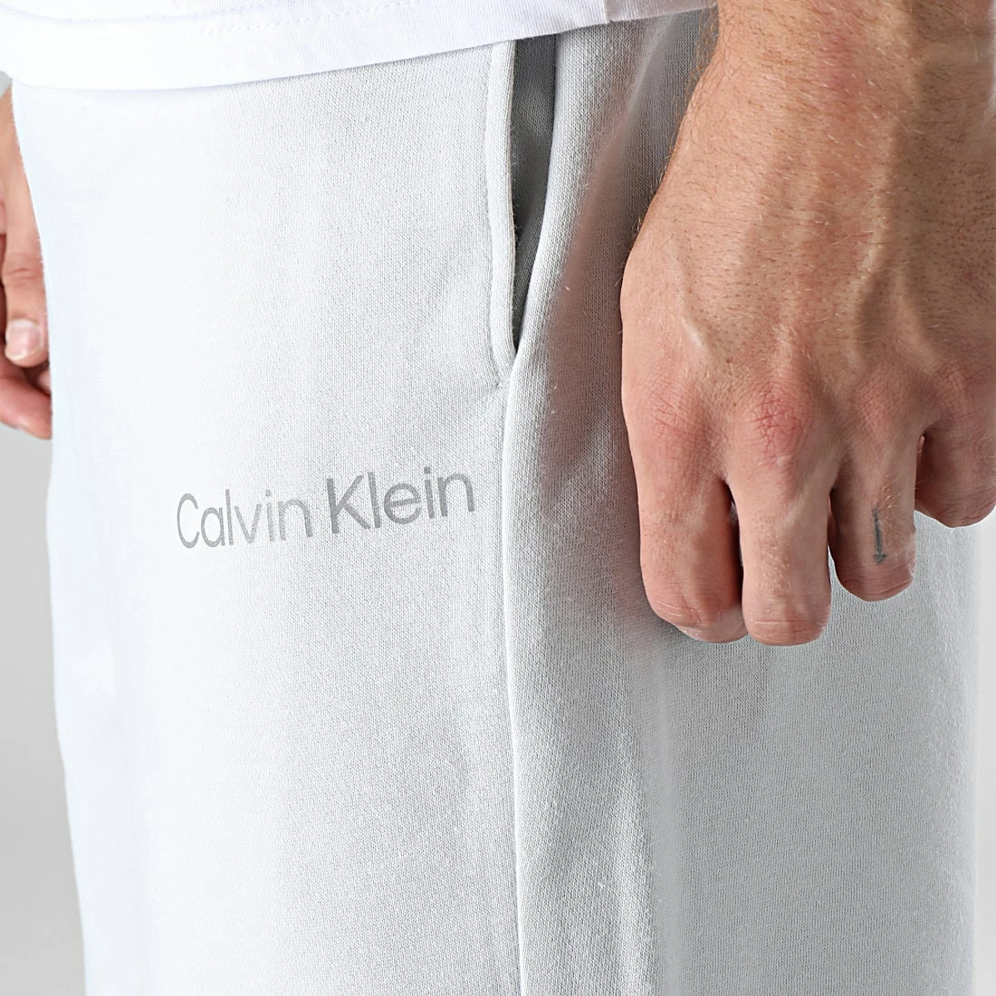 Le moins cher ❤️ Short Jogging GMS2S804 Gris Clair Réfléchissant de Calvin Klein 👏 2 Le moins cher ❤️ Short Jogging GMS2S804 Gris Clair Réfléchissant de Calvin Klein 👏 – Image 2