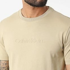 Offres 🎁 Tee 👚 Shirt Modern Front Logo 9802 Sable de Calvin Klein ❤️ -France Calvin Klein Soldes 2024 calvin klein 325033 K10K109802 PF2 20220630T151208 02