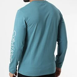 De gros 😀 Tee 👕 Shirt Manches Longues Sleeve Placement Logo 9737 Bleu Clair de Calvin Klein ✨ -France Calvin Klein Soldes 2024 calvin klein 325047 K10K109737 DAZ 20220630T151745 04