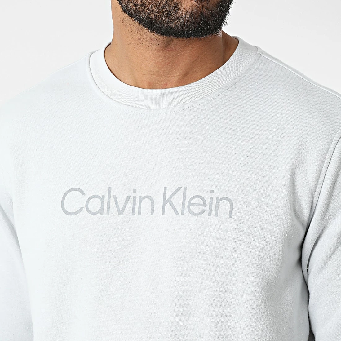 Promo 🎉 Sweat Crewneck GMS2W305 Gris Clair Réfléchissant de Calvin Klein 🔥 2 Promo 🎉 Sweat Crewneck GMS2W305 Gris Clair Réfléchissant de Calvin Klein 🔥 – Image 2