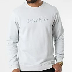 Promo 🎉 Sweat Crewneck GMS2W305 Gris Clair Réfléchissant de Calvin Klein 🔥 6 Promo 🎉 Sweat Crewneck GMS2W305 Gris Clair Réfléchissant de Calvin Klein 🔥 -France Calvin Klein Soldes 2024 calvin klein 325314 GMS2W305 7YV 20220630T151029 03