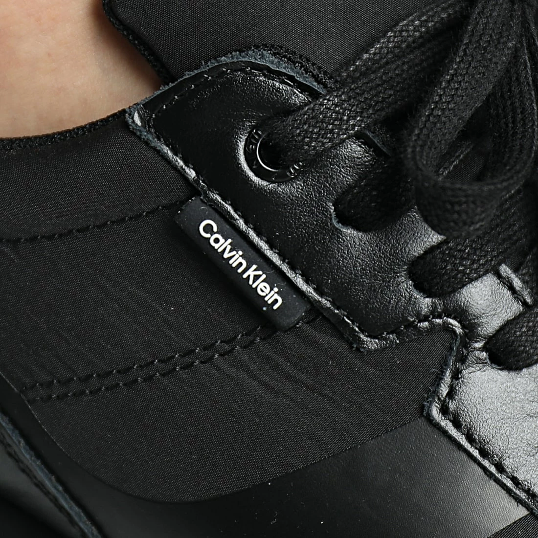 Sortie 🌟 Baskets Low Top Lace Up 0551 Triple Black de Calvin Klein 🤩 2 Sortie 🌟 Baskets Low Top Lace Up 0551 Triple Black de Calvin Klein 🤩 – Image 2