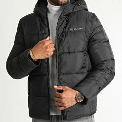 Nouveau 🌟 Doudoune Capuche Logo Tape Padded 0922 Noir de Calvin Klein 🌟