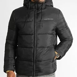 Nouveau 🌟 Doudoune Capuche Logo Tape Padded 0922 Noir de Calvin Klein 🌟 -France Calvin Klein Soldes 2024 calvin klein 327434 J30J320922 BEH 20220726T160549 04